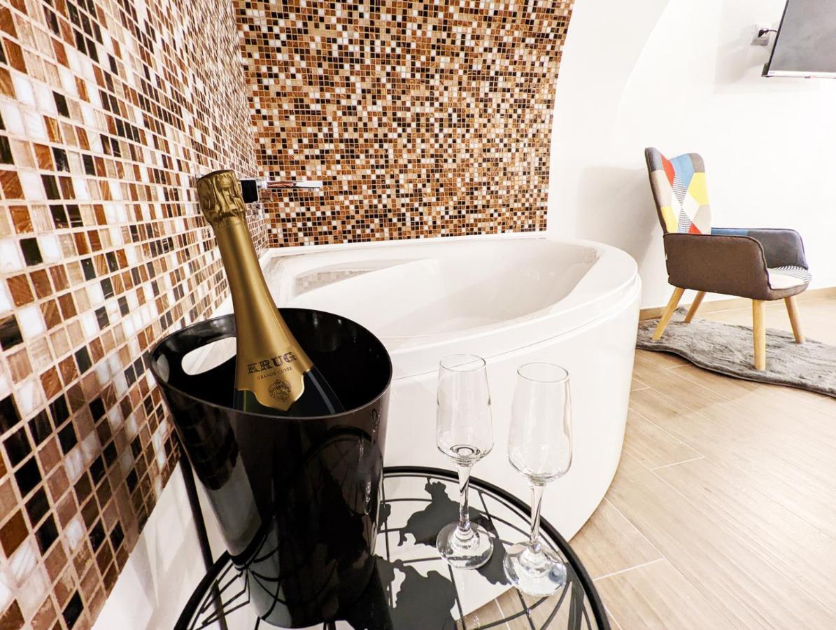 Dama Suite Love & Private Jacuzzi Bari Exterior photo
